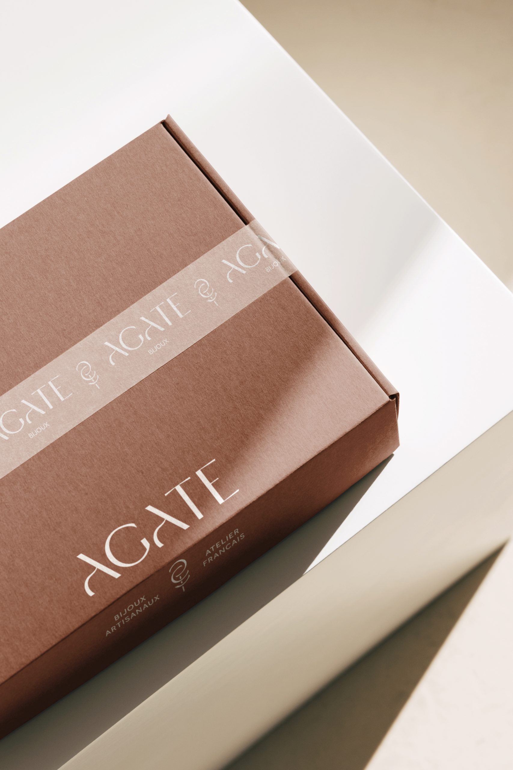 un travail de design graphique haut de gamme est avant l'art de travailler l'expérience client sur tous les points de contact comme ici, le packaging.