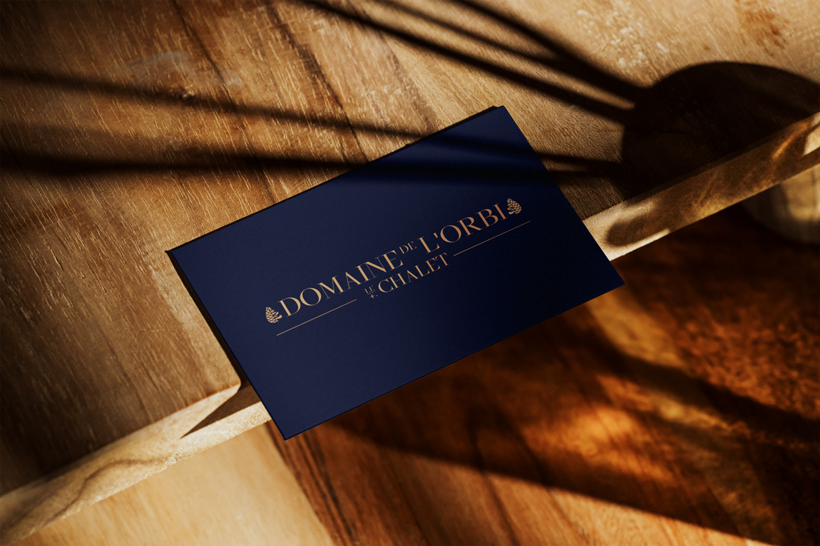 Impression de la carte de visite sur un papier velours et un vernis sélectif couleur or