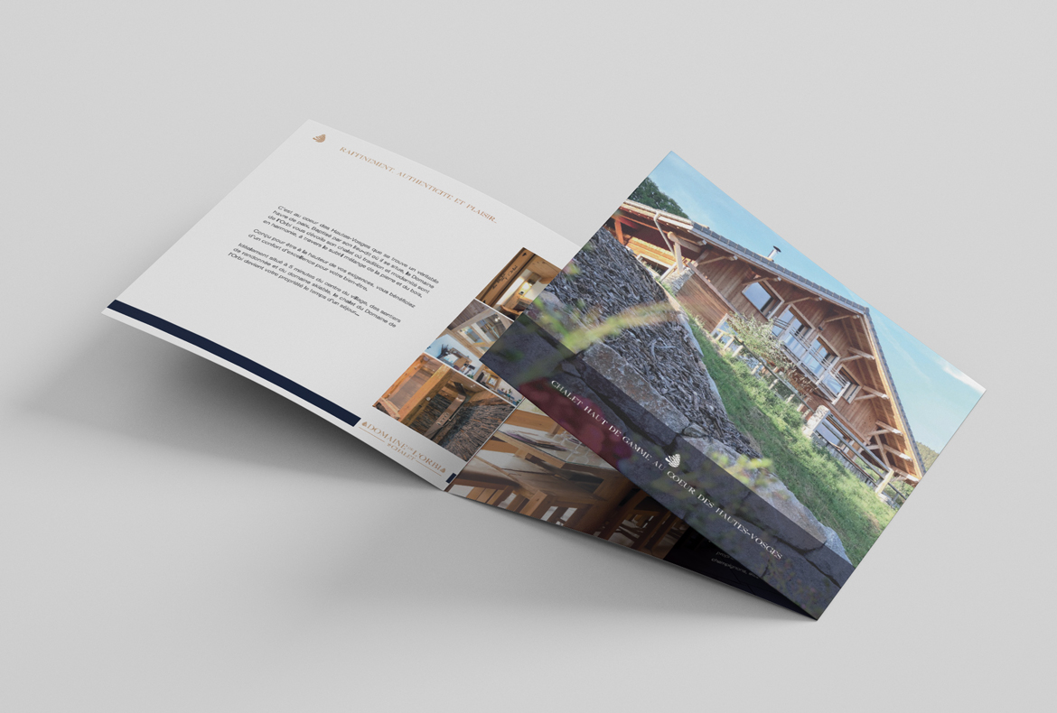 Plaquette avec identité visuelle sobre et moderne est créée avec 3 volets selon une mise en page épurée et sobre