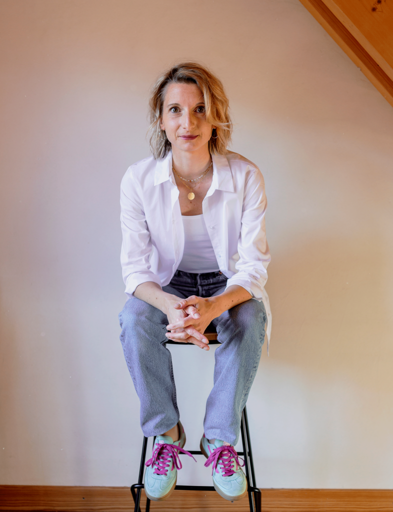 Mélanie, fondatrice du studio MELCRÉA. Je vous accompagne dans l'élaboration de votre identité de marque avec bienveillance.