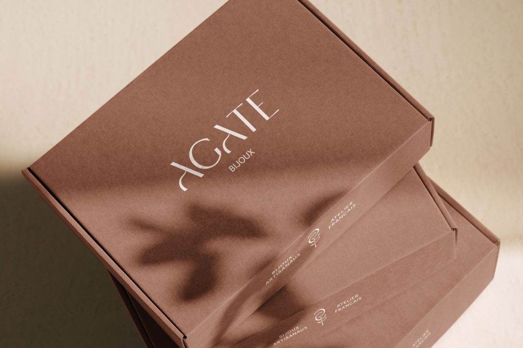 Le choix du packaging est important pour respecter l'éthique de la marque de bijoux. Carton recyclé et encre végétale.