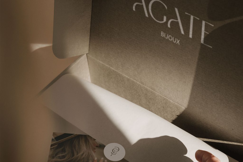 intérieur de la boite de bijoux Agate. La pièce unique est emballée soigneusement et une carte de remerciement est présente