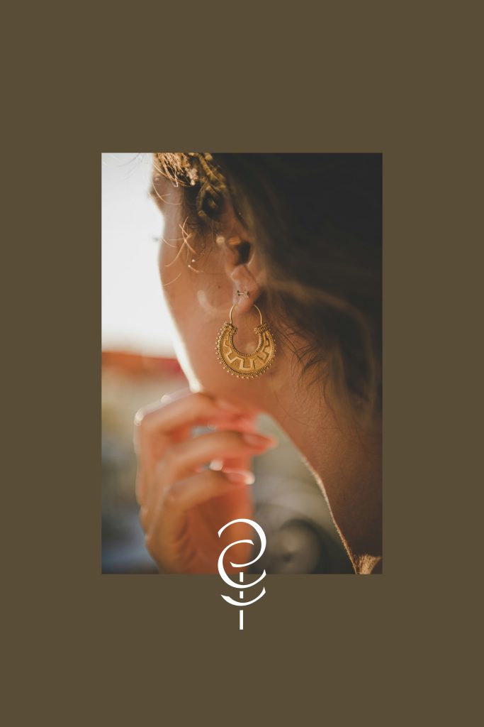 Boucle d'oreille en or aux inspirations éthiques. Le symoble de la marque Agate identifie comme un tampon.