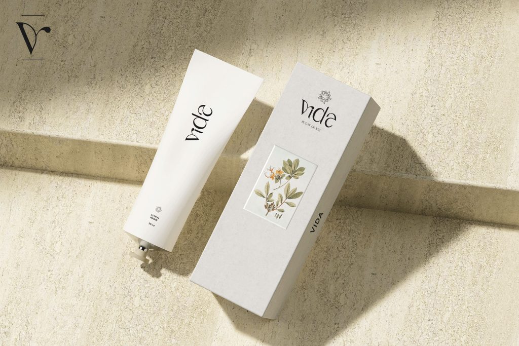 La crème de visage Vida est vendu dans des tubes de petite taille au packaging épuré.