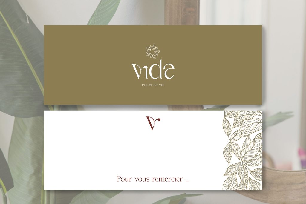 L'identité visuelle de la marque de crème de visage est décliné sur des cartes de remerciements.