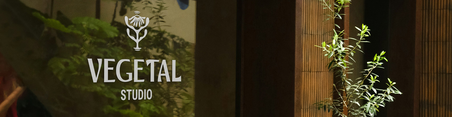 Le logo du salon de coiffure est aussi imprimé pour la vitrine du salon.