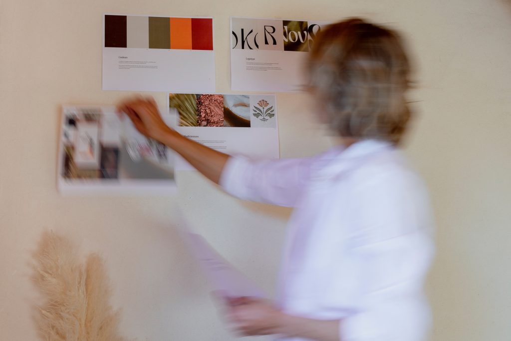 Mon studio MELCREA est situé dans les Aravis, à 30 minutes d'Annecy. Je tiens à rester en tant que designer de marque autonome et développer ma créativité au coeur des montagnes, environnement qui m'est cher